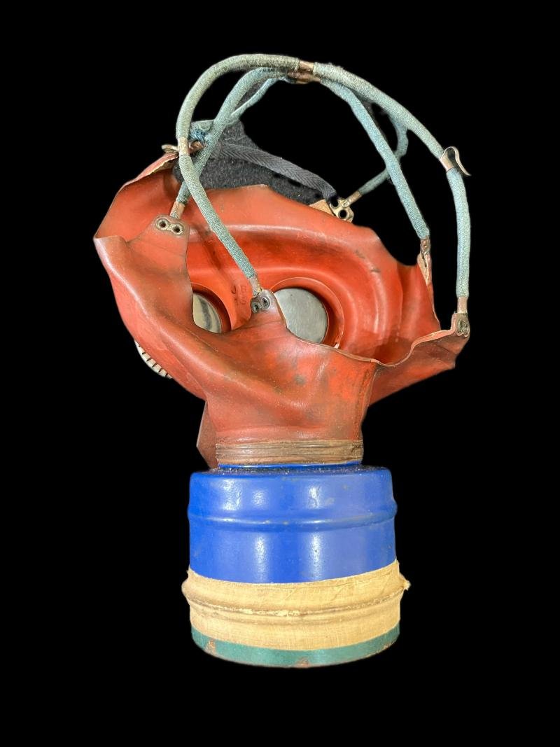 WW2 BRITISH MICKEY MOUSE GAS MASK — image 3