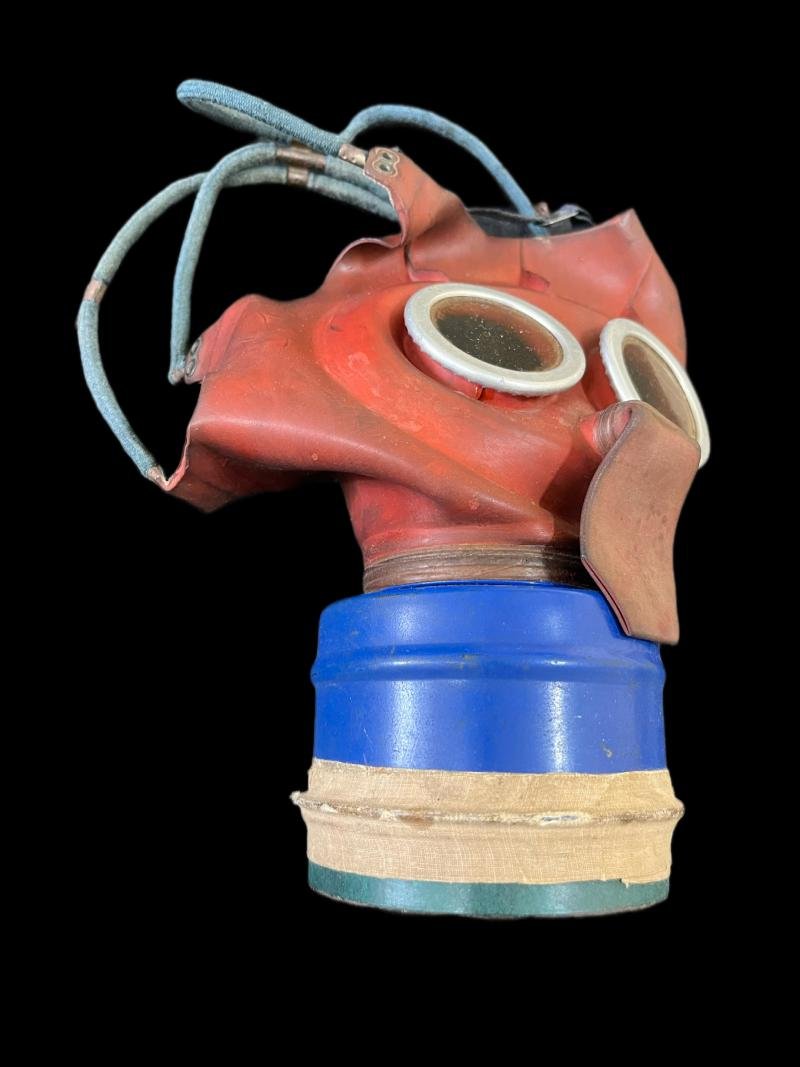 WW2 BRITISH MICKEY MOUSE GAS MASK — image 4