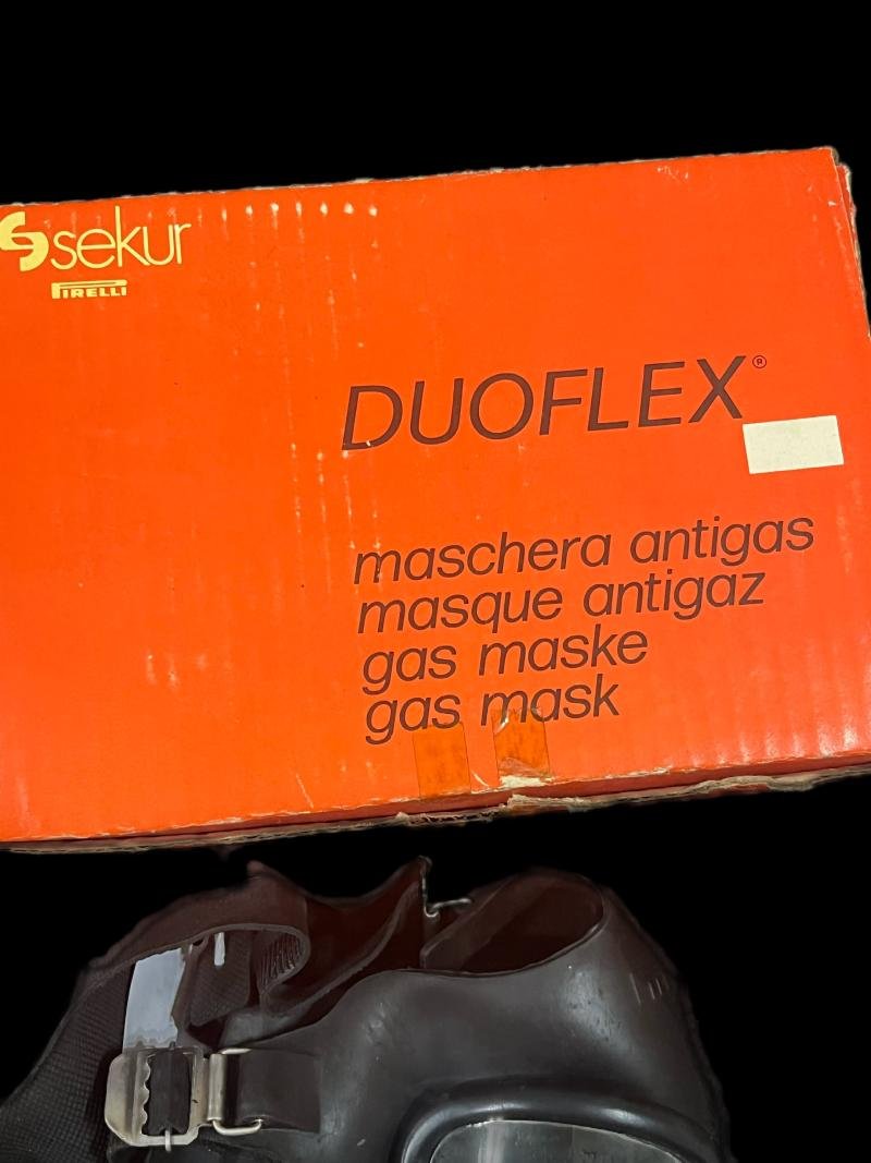 ITALIAN PIRELLI DUOFLEX GAS MASK IN BOX — image 2