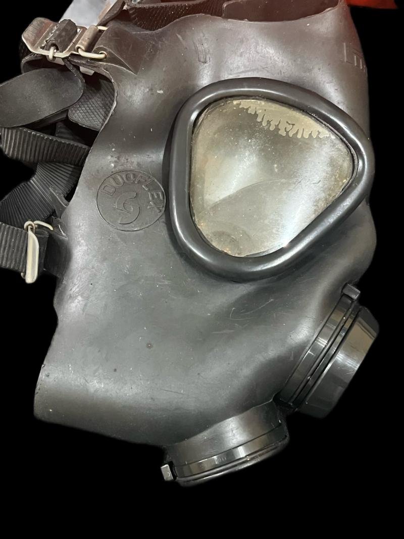 ITALIAN PIRELLI DUOFLEX GAS MASK IN BOX — image 3