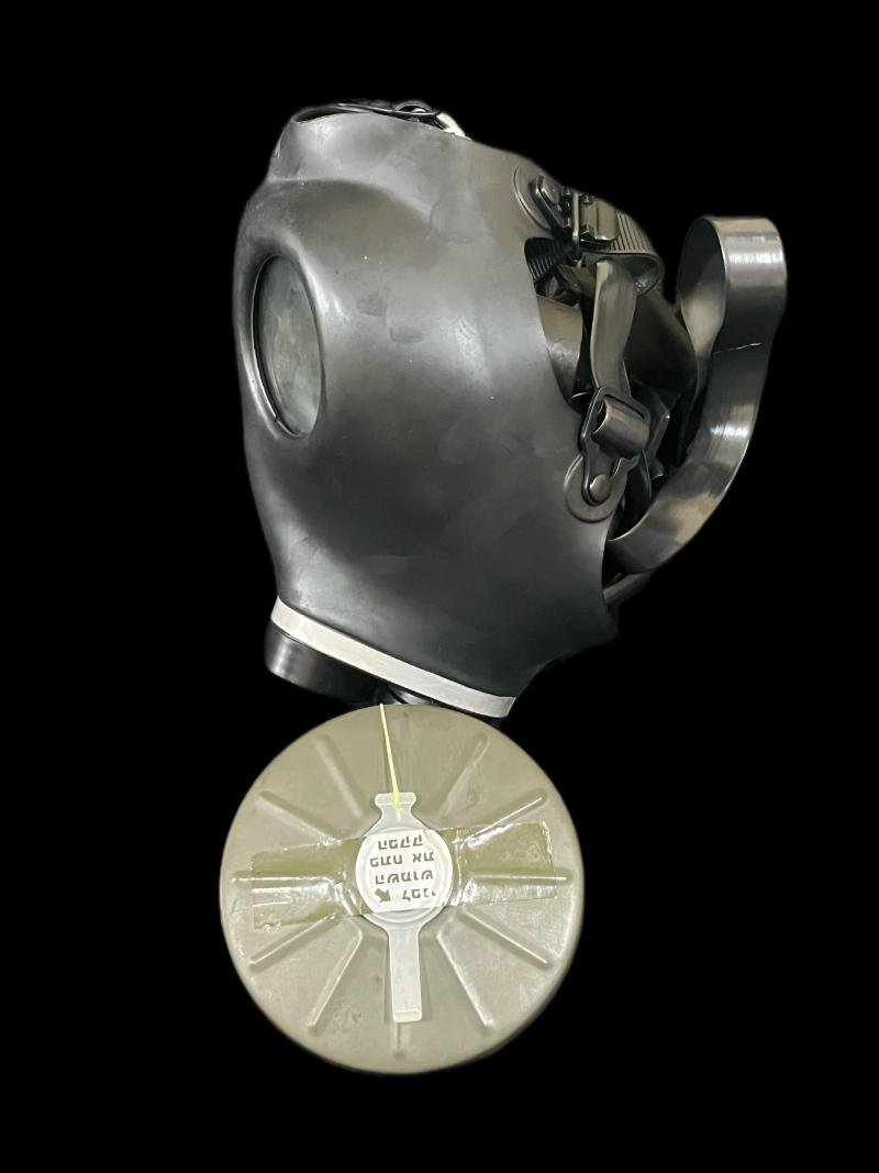 EARLY ISRAELI SHALON MODEL 4 GAS MASK WITH FILTER — image 2