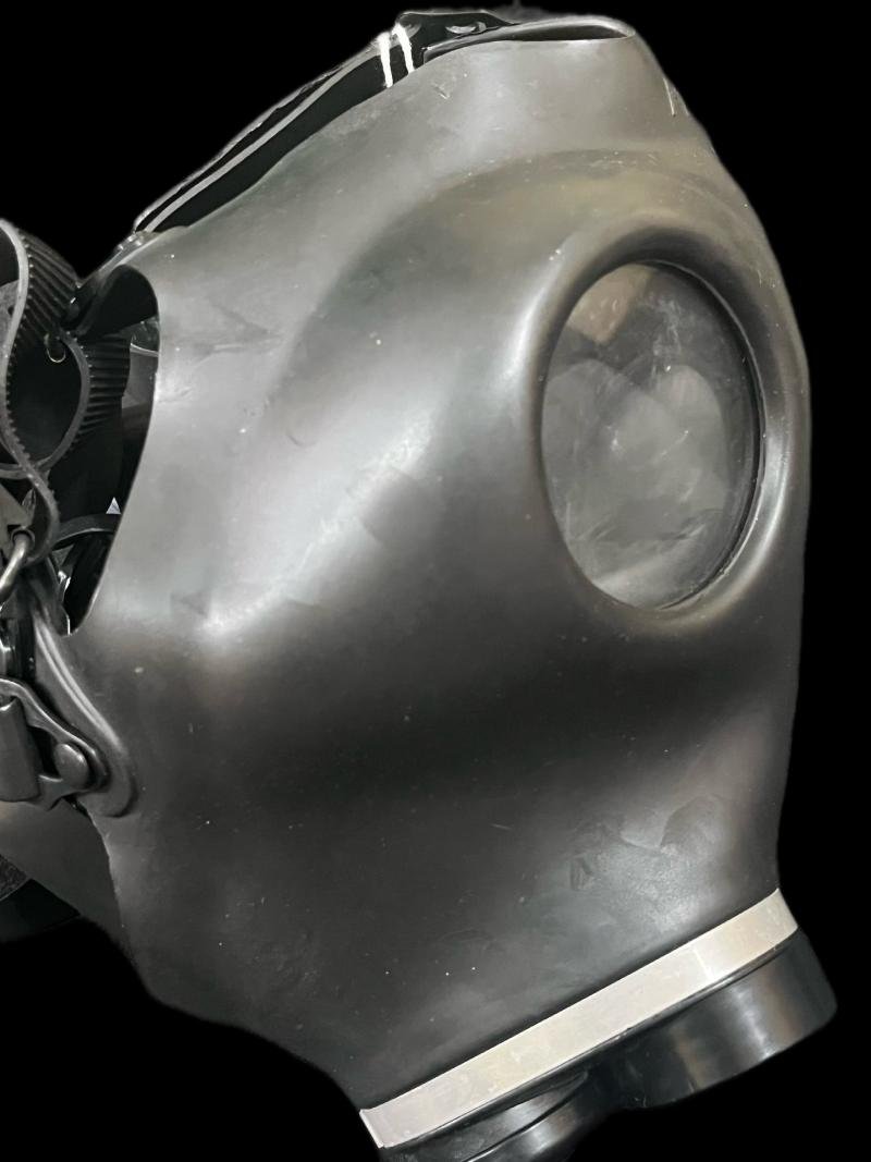 EARLY ISRAELI SHALON MODEL 4 GAS MASK WITH FILTER — image 3
