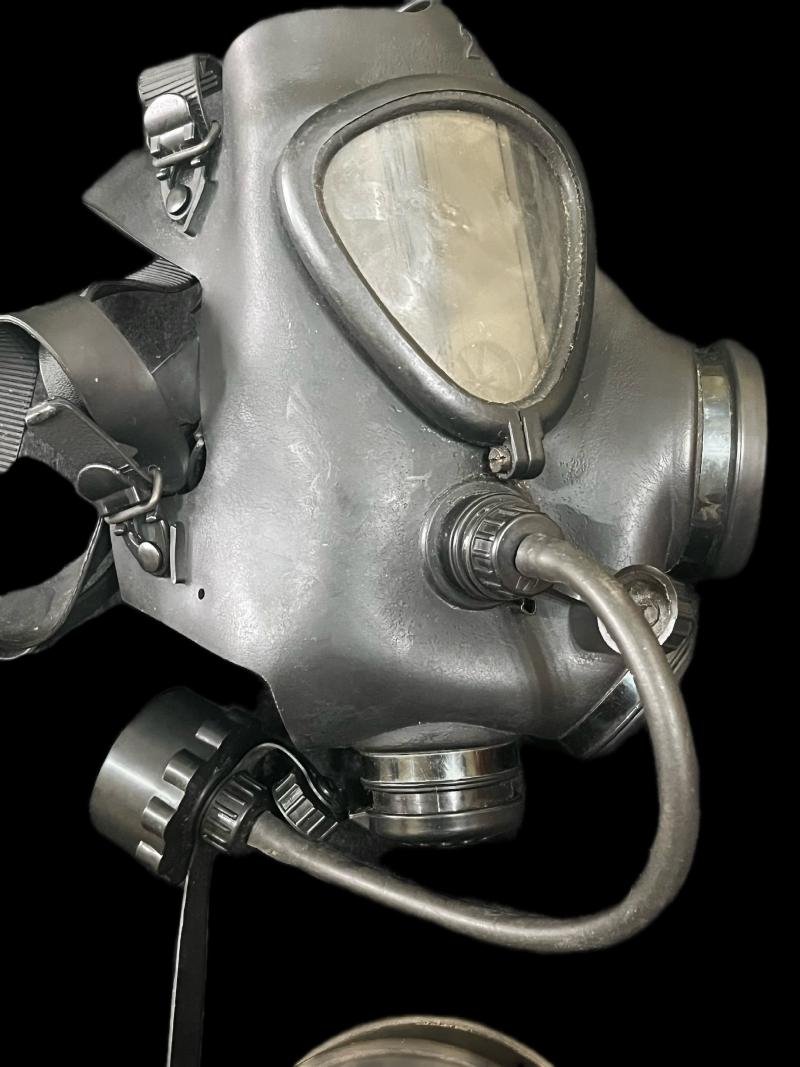 ISRAELI M15 GAS MASK AND FILTER — image 2