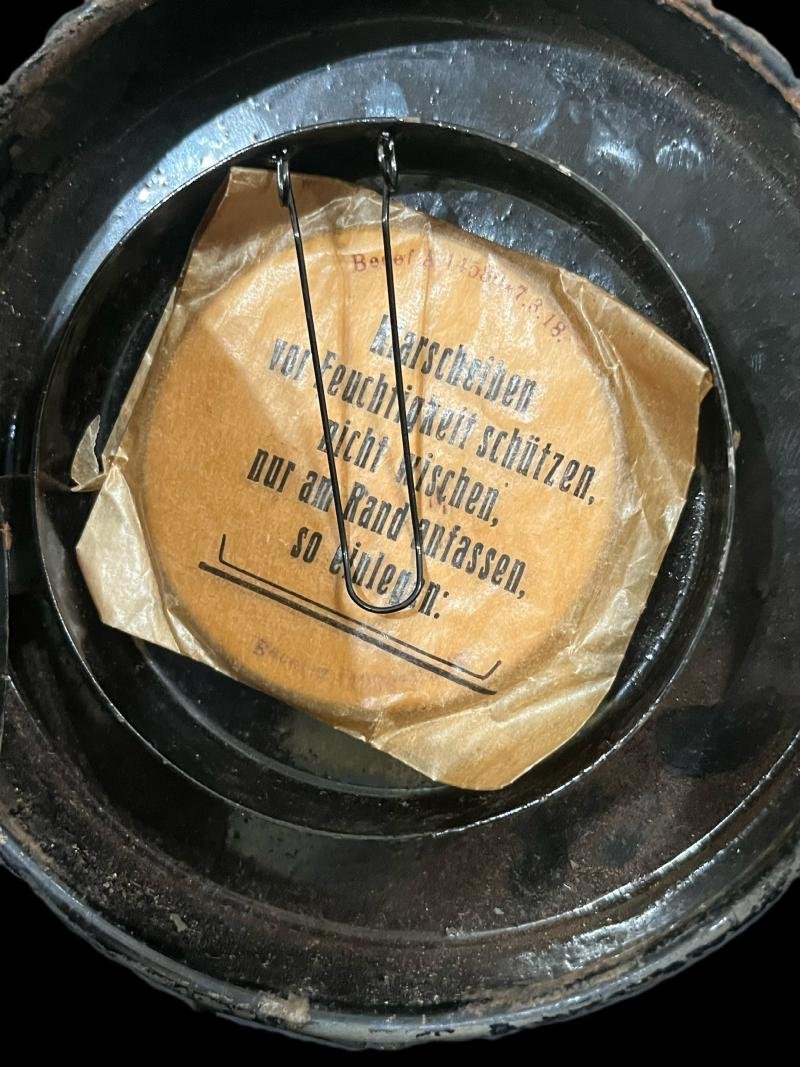 WW1 GERMAN LEATHER GAS MASK AND TIN — image 10