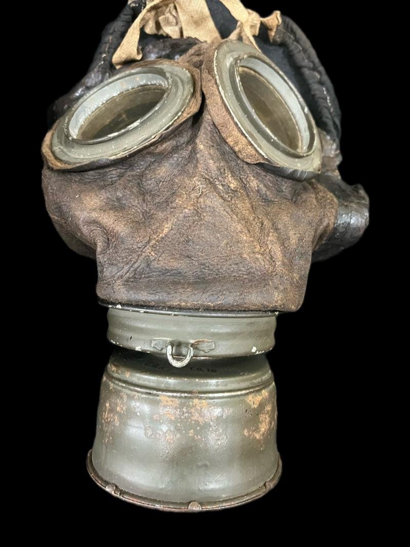 WW1 GERMAN LEATHER GAS MASK AND TIN — image 2