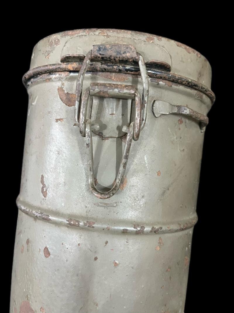WW1 GERMAN LEATHER GAS MASK AND TIN — image 3