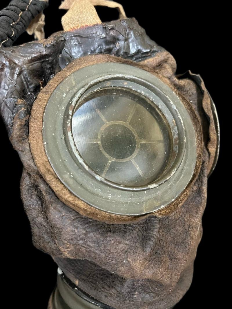 WW1 GERMAN LEATHER GAS MASK AND TIN — image 4