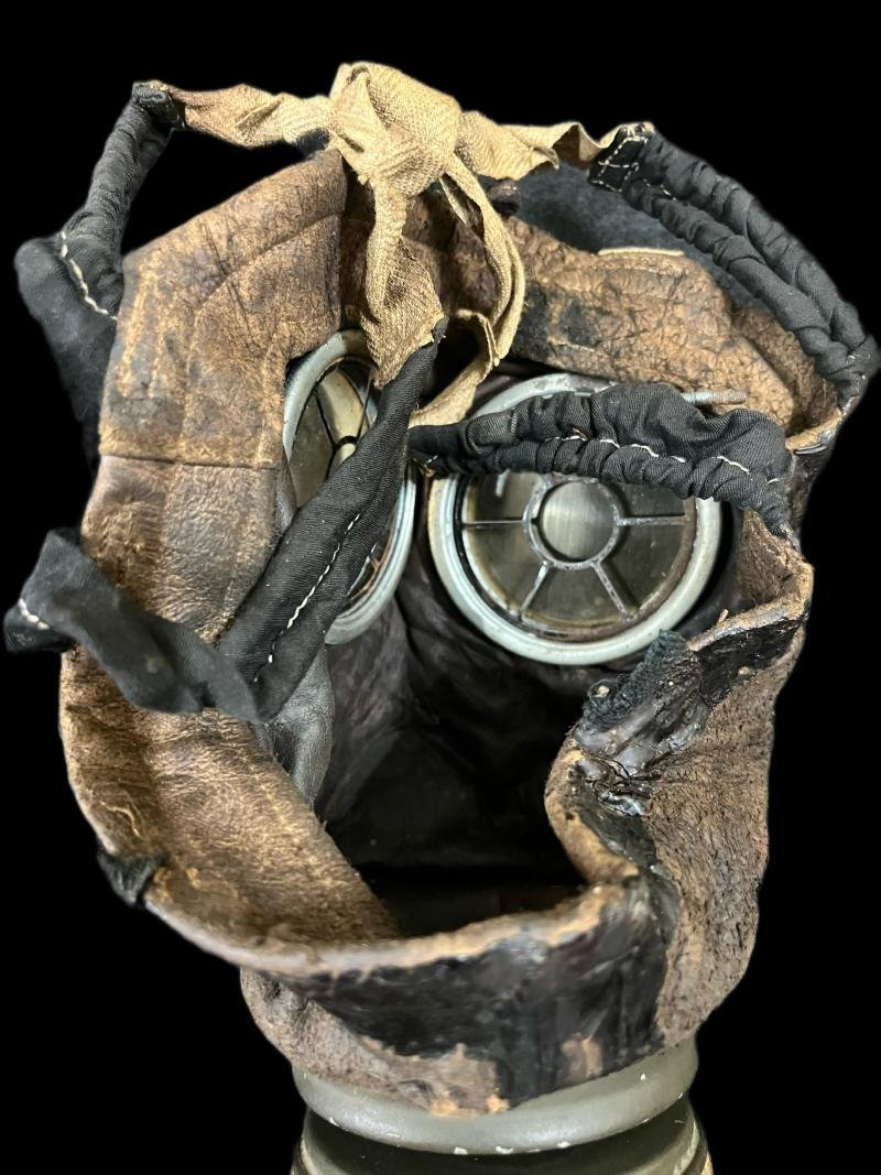 WW1 GERMAN LEATHER GAS MASK AND TIN — image 5