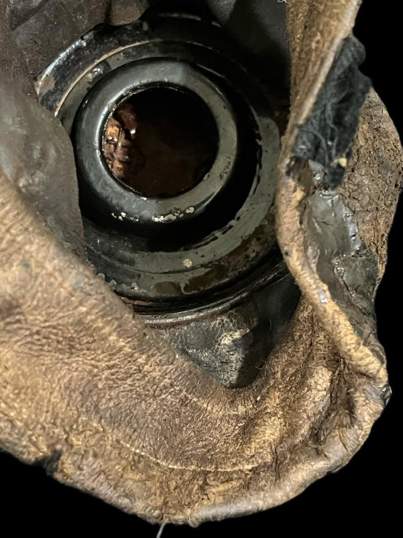 WW1 GERMAN LEATHER GAS MASK AND TIN — image 7