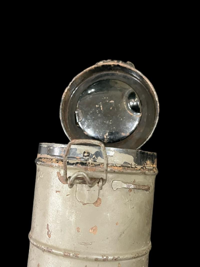 WW1 GERMAN LEATHER GAS MASK AND TIN — image 8