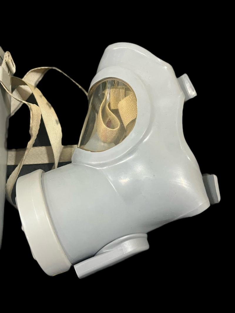 SWEDISH TYPE 33 GAS MASK WITH BOX AND INSTRUCTIONS — image 2