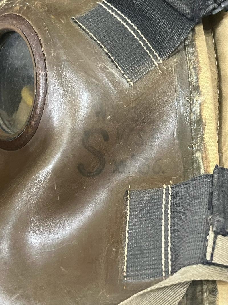 WW2 POLISH WZ.32 GAS MASK WITH HOSE AND FILTER — image 2