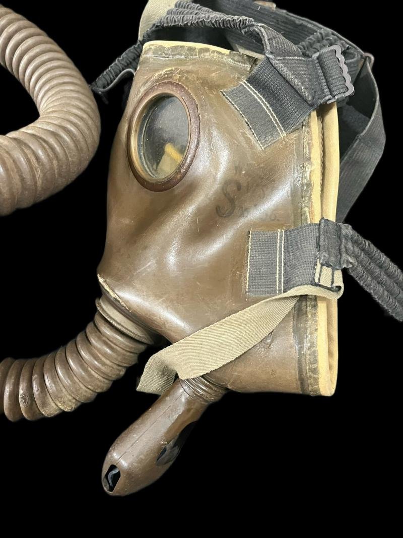 WW2 POLISH WZ.32 GAS MASK WITH HOSE AND FILTER — image 3