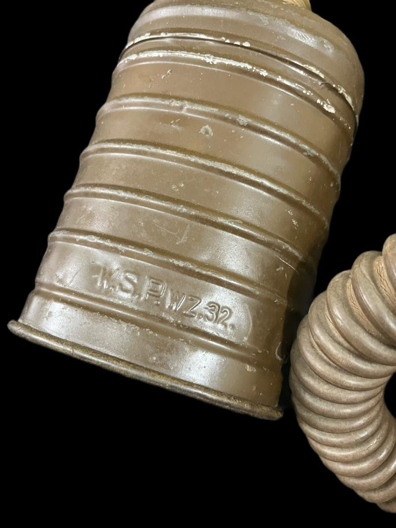 WW2 POLISH WZ.32 GAS MASK WITH HOSE AND FILTER — image 4