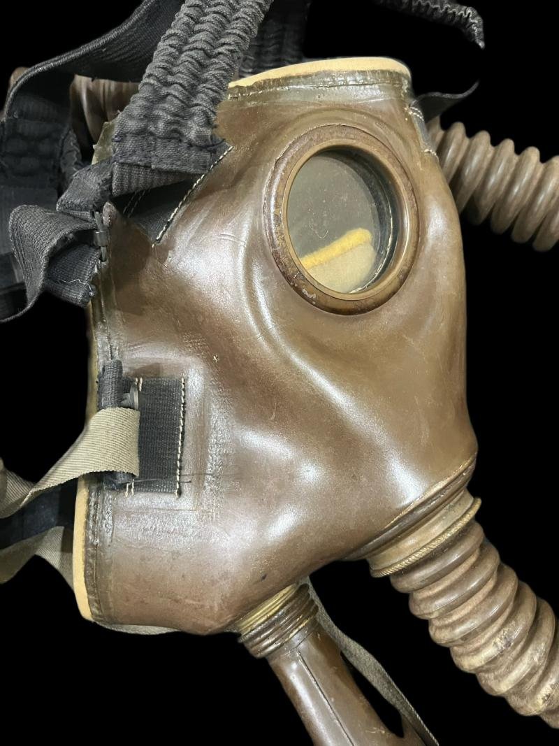 WW2 POLISH WZ.32 GAS MASK WITH HOSE AND FILTER — image 6