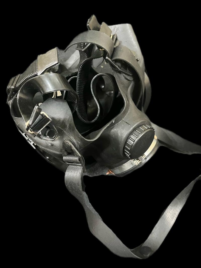 EAST GERMAN DDR FULL FACE GAS MASK — image 2