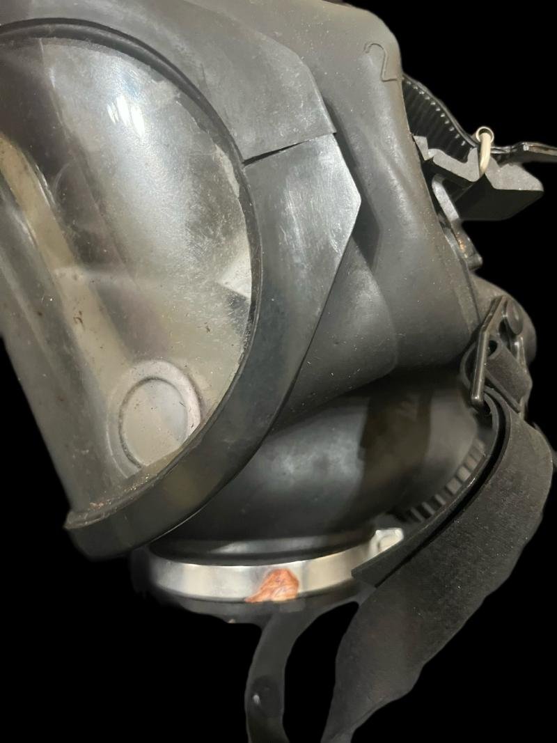 EAST GERMAN DDR FULL FACE GAS MASK — image 3