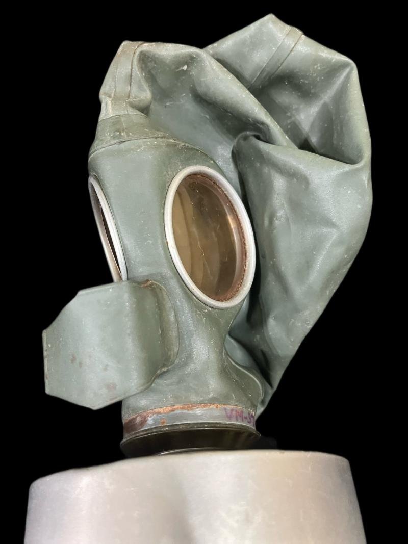 WW2 GERMAN LUFTSCHUTZ VM-37 GAS MASK WITH FILTER AND TIN — image 2