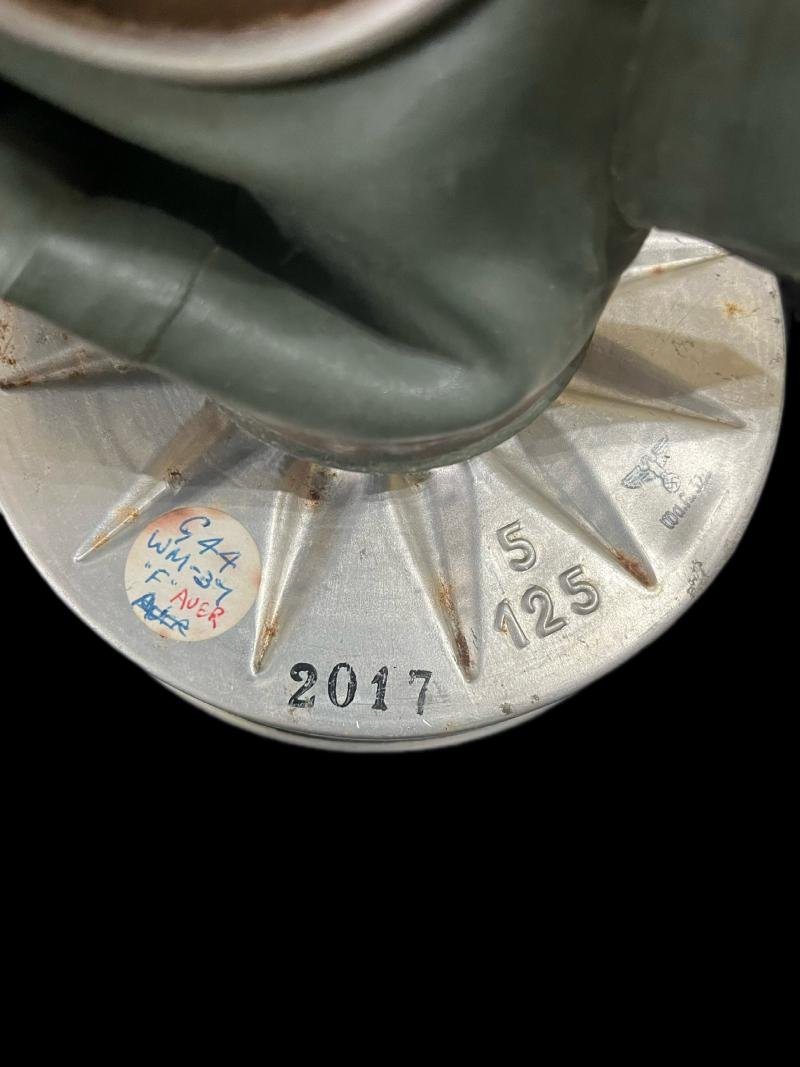 WW2 GERMAN LUFTSCHUTZ VM-37 GAS MASK WITH FILTER AND TIN — image 3