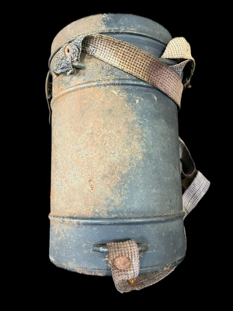 WW2 GERMAN LUFTSCHUTZ VM-37 GAS MASK WITH FILTER AND TIN — image 4