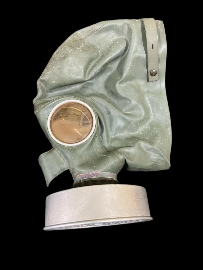 WW2 GERMAN LUFTSCHUTZ VM-37 GAS MASK WITH FILTER AND TIN — image 7