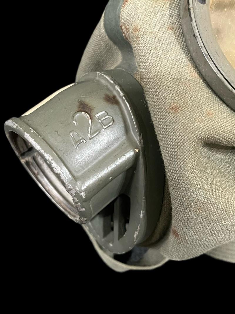 WW2 GERMAN AUER GM-30 GAS MASK — image 2