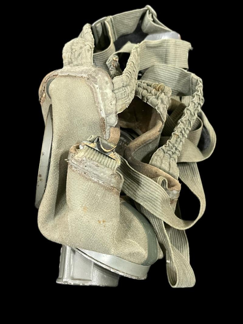 WW2 GERMAN AUER GM-30 GAS MASK — image 3