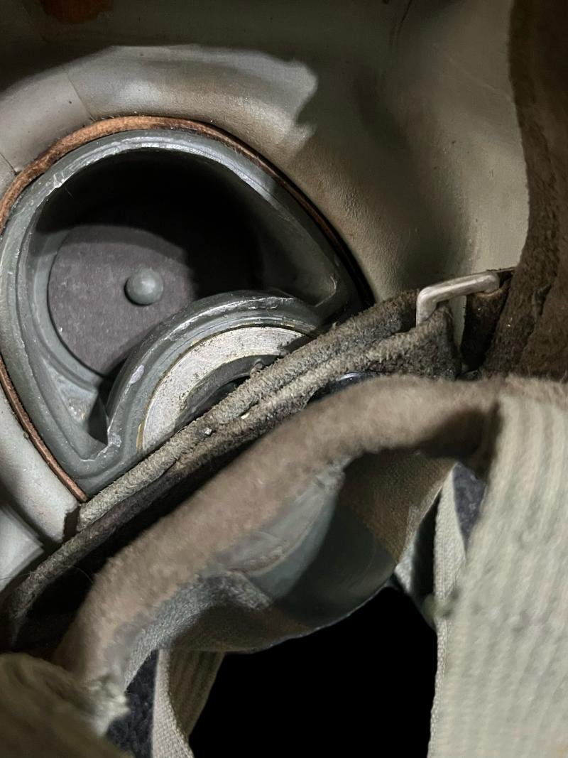 WW2 GERMAN AUER GM-30 GAS MASK — image 4