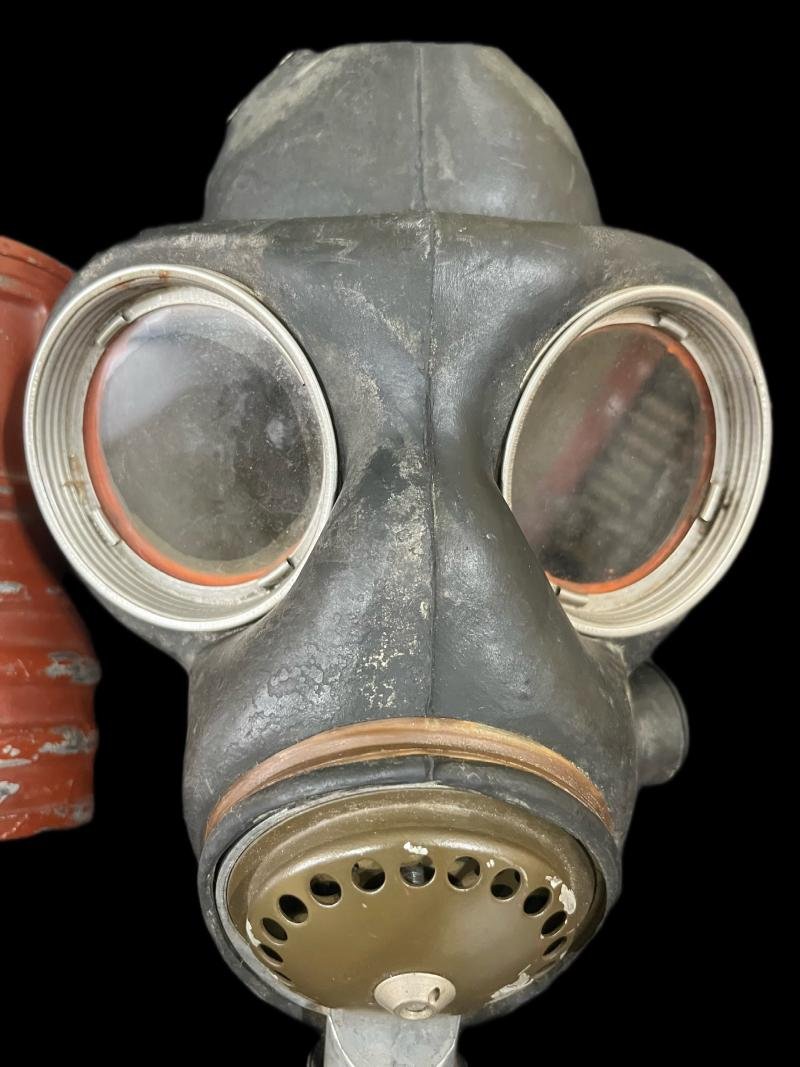 WW2 CANADIAN GAS MASK — image 2