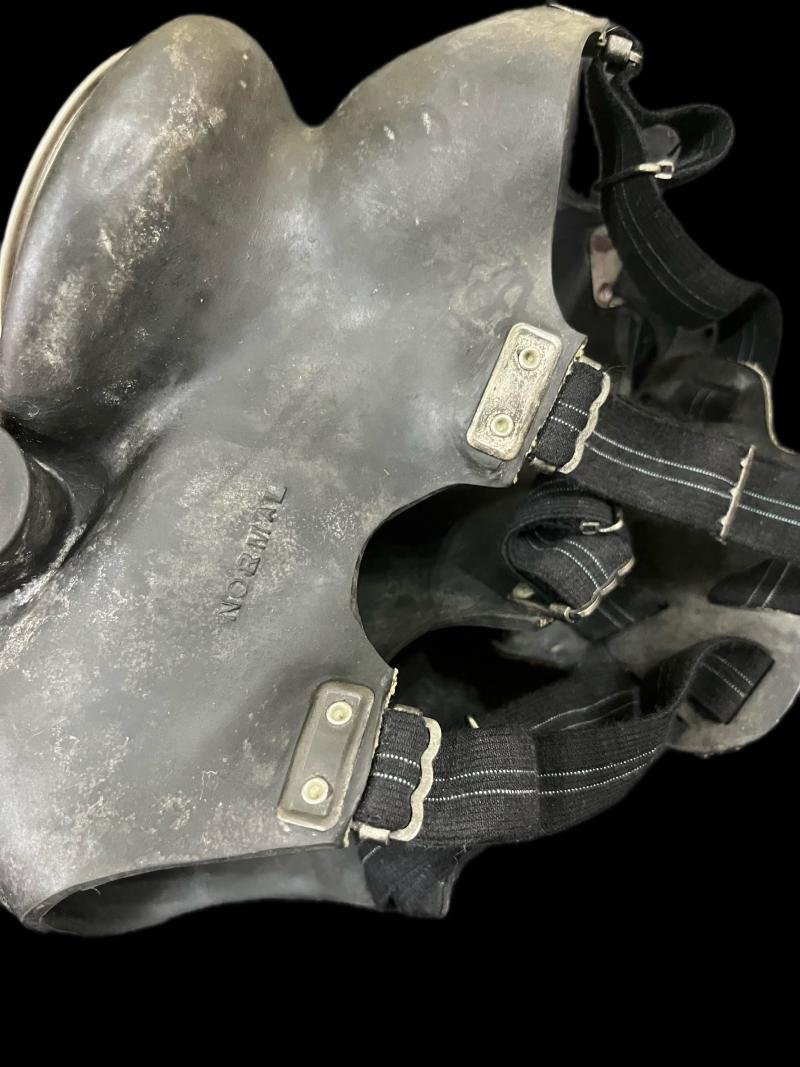 WW2 CANADIAN GAS MASK — image 3