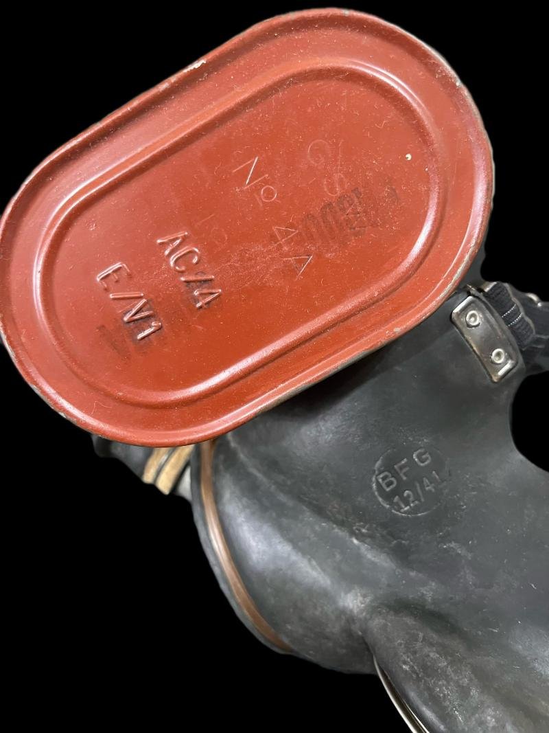 WW2 CANADIAN GAS MASK — image 5
