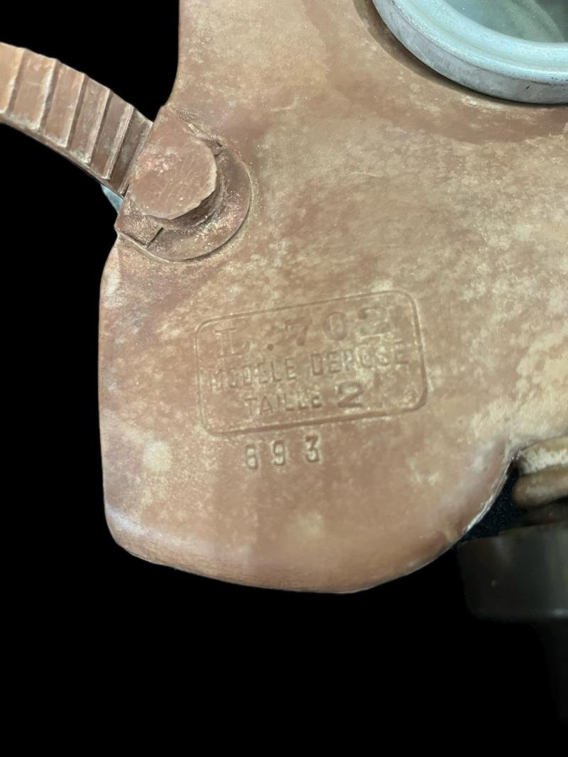 WW2 BELGIAN L.702 GAS MASK WITH FILTER — image 3