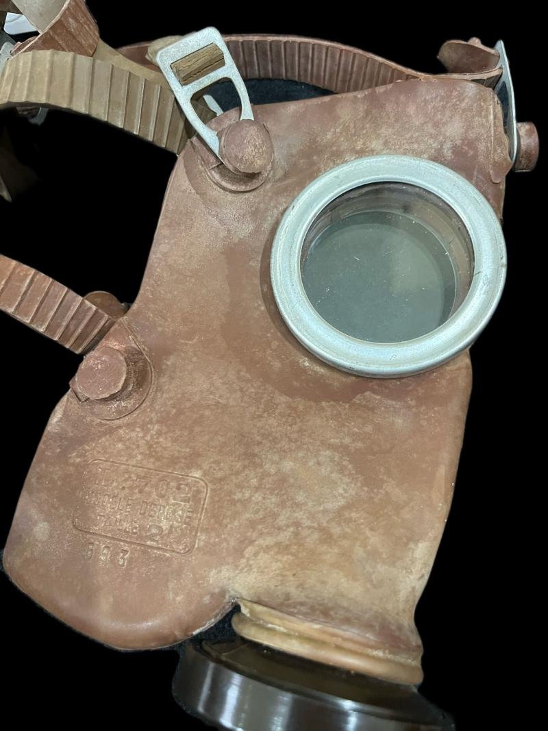 WW2 BELGIAN L.702 GAS MASK WITH FILTER — image 4