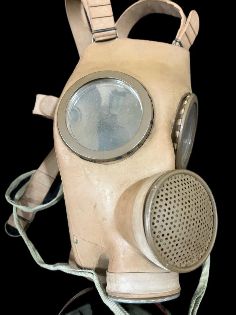 BELGIAN M51 GAS MASK WITH FILTER AND BAG — image 2