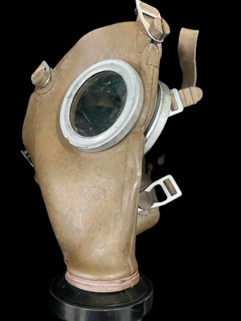 WW2 BELGIAN L.702 GAS MASK WITH FILTER AND TIN — image 2