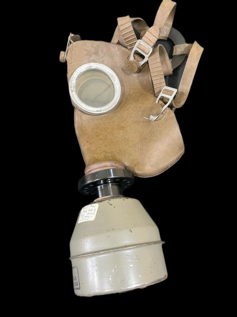 WW2 BELGIAN L.702 GAS MASK WITH FILTER AND TIN — image 3