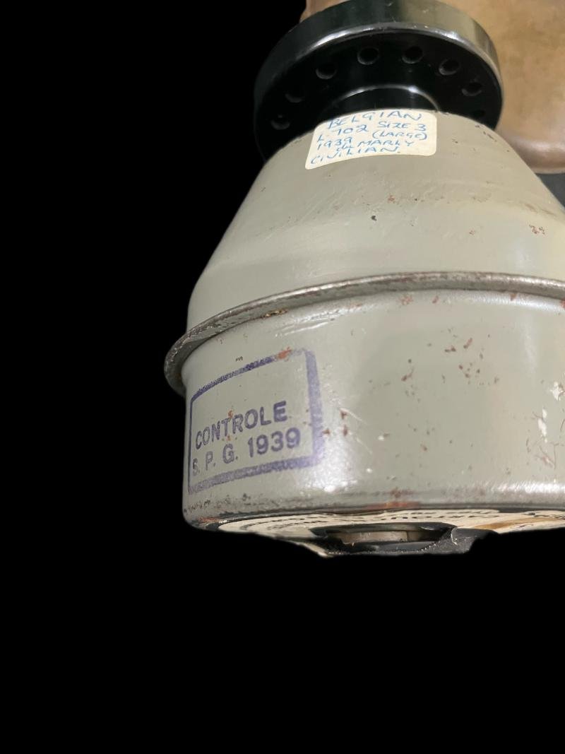 WW2 BELGIAN L.702 GAS MASK WITH FILTER AND TIN — image 4