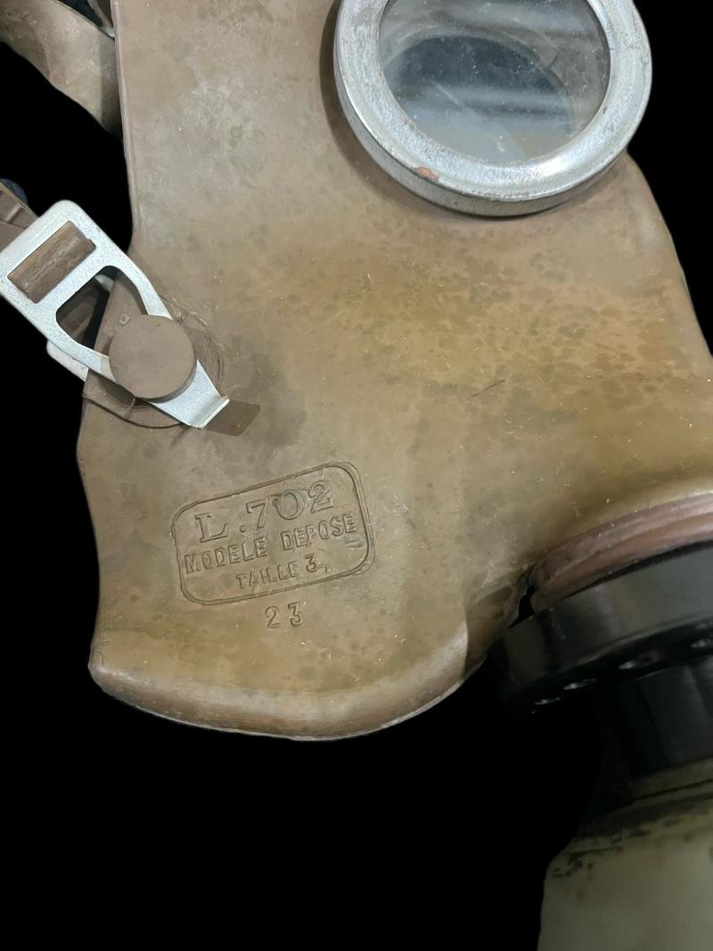 WW2 BELGIAN L.702 GAS MASK WITH FILTER AND TIN — image 8