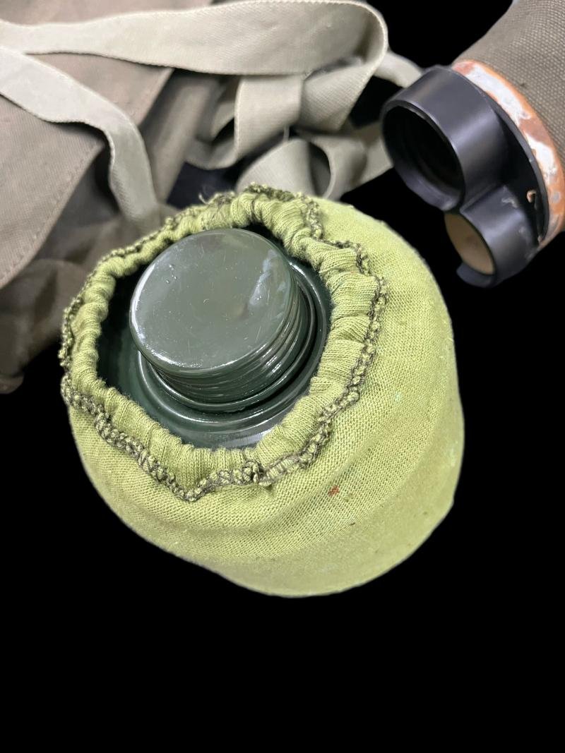 HUNGARIAN M75 GAS MASK WITH FILTER AND POUCH — image 3
