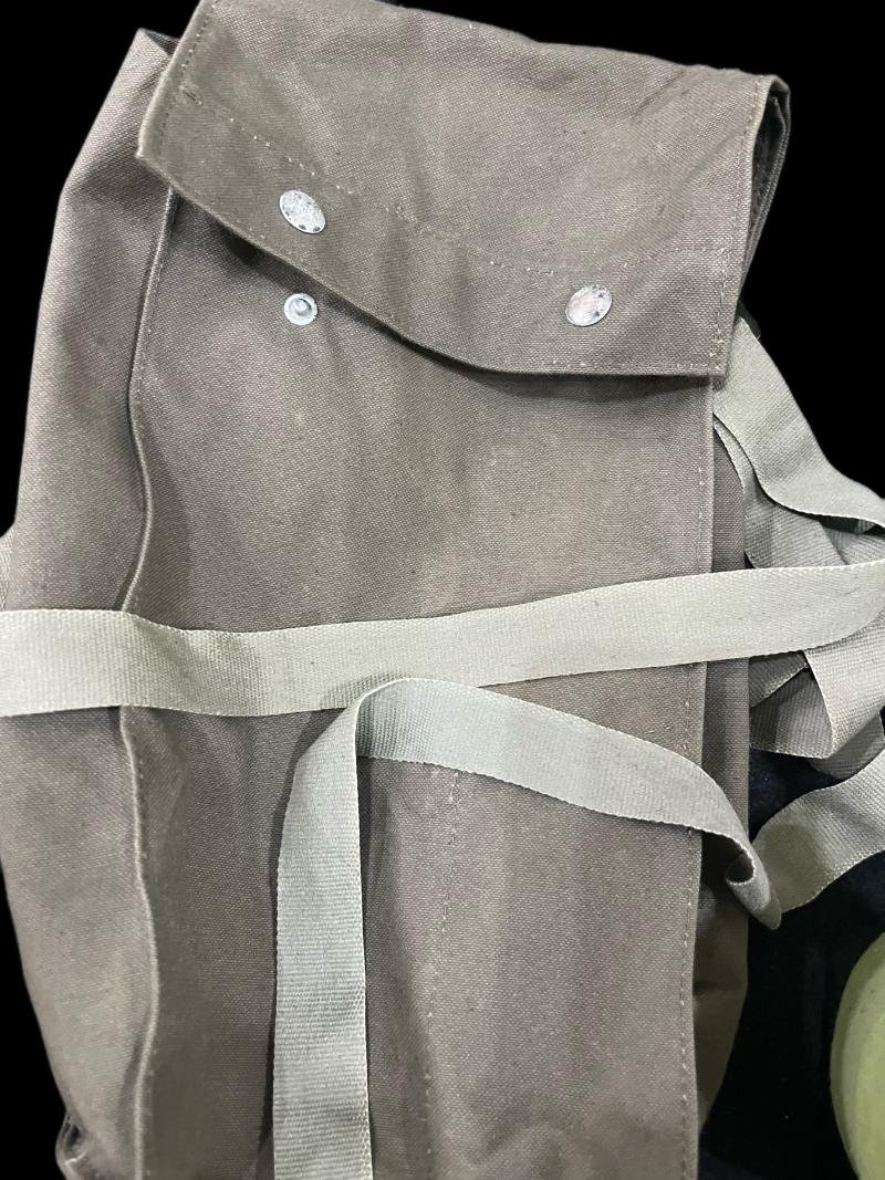 HUNGARIAN M75 GAS MASK WITH FILTER AND POUCH — image 4