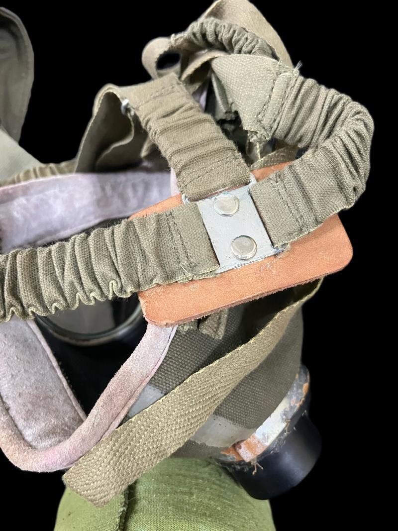 HUNGARIAN M75 GAS MASK WITH FILTER AND POUCH — image 5