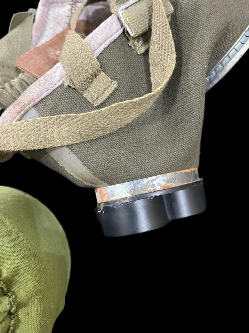HUNGARIAN M75 GAS MASK WITH FILTER AND POUCH — image 6