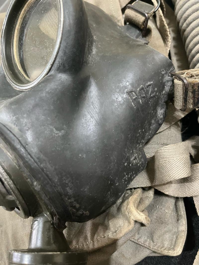 YUGOSLAVIAN M-52 GAS MASK WITH FILTER AND BAG — image 3