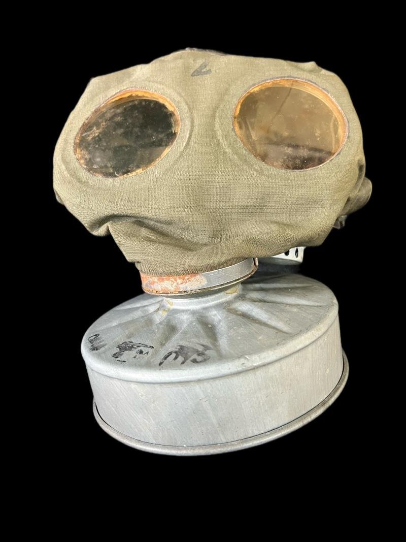 LATE WW2 GERMAN VM-44 GAS MASK WITH INSTRUCTIONS AND BOX — image 2