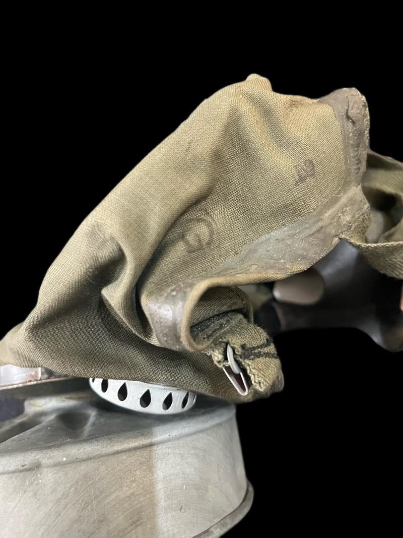LATE WW2 GERMAN VM-44 GAS MASK WITH INSTRUCTIONS AND BOX — image 3