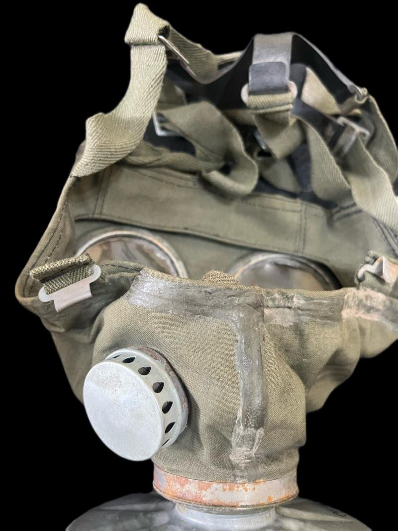 LATE WW2 GERMAN VM-44 GAS MASK WITH INSTRUCTIONS AND BOX — image 4