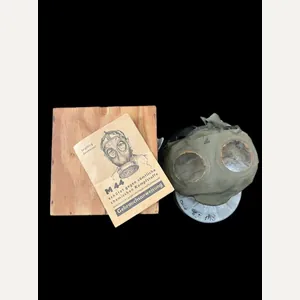 LATE WW2 GERMAN VM-44 GAS MASK WITH INSTRUCTIONS AND BOX