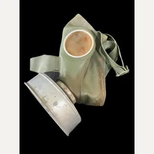 WW2 GERMAN VM-40 GAS MASK AND FILTER