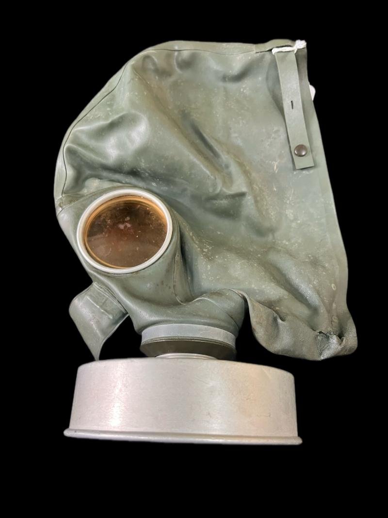 WW2 GERMAN VM-37 GAS MASK AND FILTER — image 4