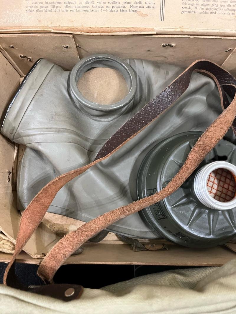 WW2 FINNISH MODEL 39 GAS MASK SET IN BOX — image 2